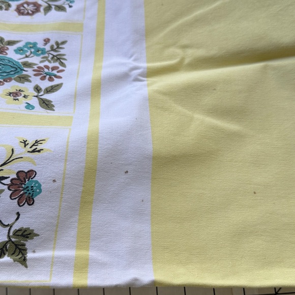 Vintage 1960s Yellow & White Tablecloth – Floral Border Print – 60” x 50” - Picture 11 of 14